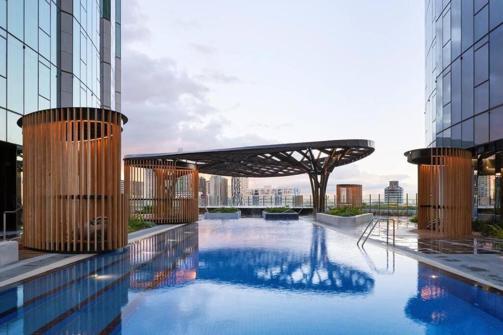 Luxury 3 Bed 2 Bath + Car Park At Square * Melbourne